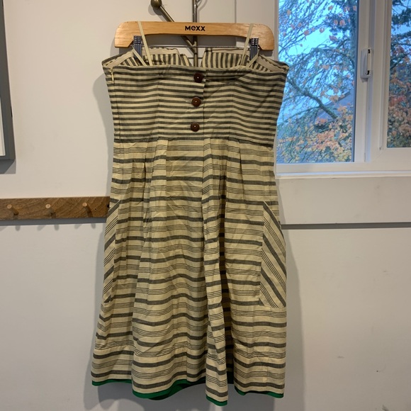 Strapless dress with pockets. - Picture 2 of 3